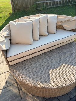 Outdoor Wicker Round Daybed with Retractable Canopy