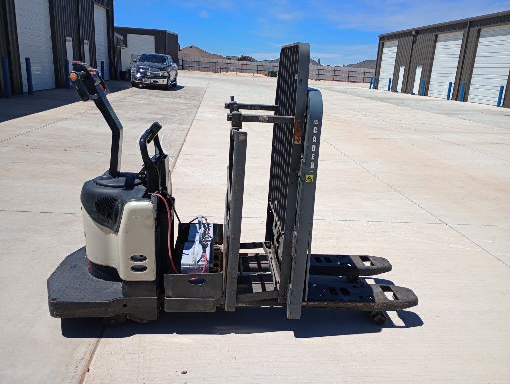 Crown Pe4500-60 Electric Ride On Pallet Jack