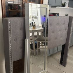 Mirror with jewelery closer