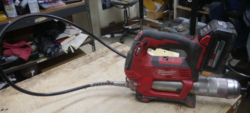 Milwaukee 2646-20 M18 Cordless 2-Speed Grease Gun W 6AH BATTERY USED. TESTED. IN A GOOD WORKING ORDER.