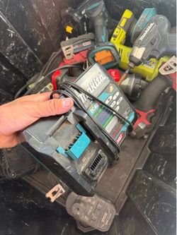 Makita 40V Charger