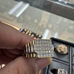 10Kyg Mens Ring w/ Diamond Chips (Size 8) (Approximately 7.13Grams) 