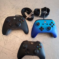 3 xbox one controllers