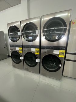 LG WashTower Stacked Laundry Center 4.5 Cu Ft Washer & 7.4 Cu Ft Dryer Gas SMART In Graphite Steel