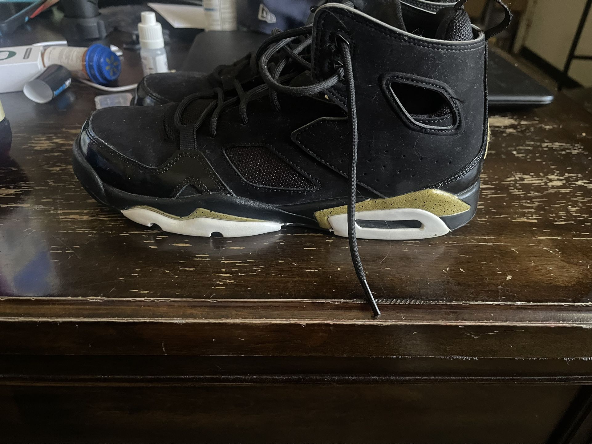 Boys jordan flight club 91 black metallic gold Size 7y