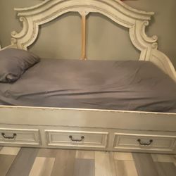 Realyn Twin Daybed with 1 Large Storage Drawer
