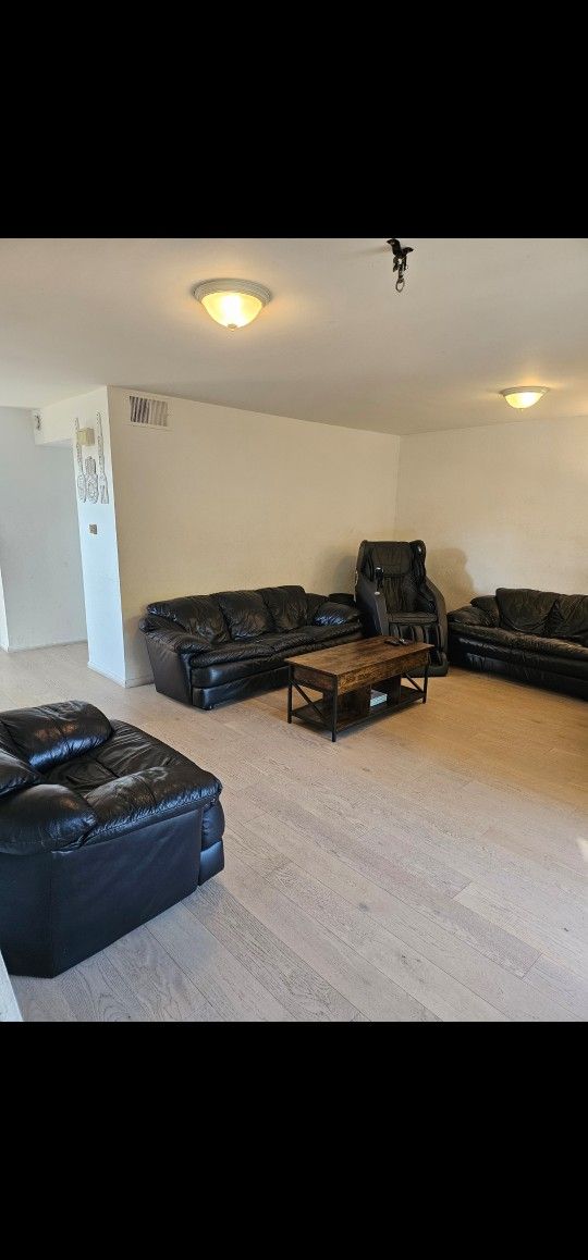 3 piece black leather sofa set, very comfortable in a good condition