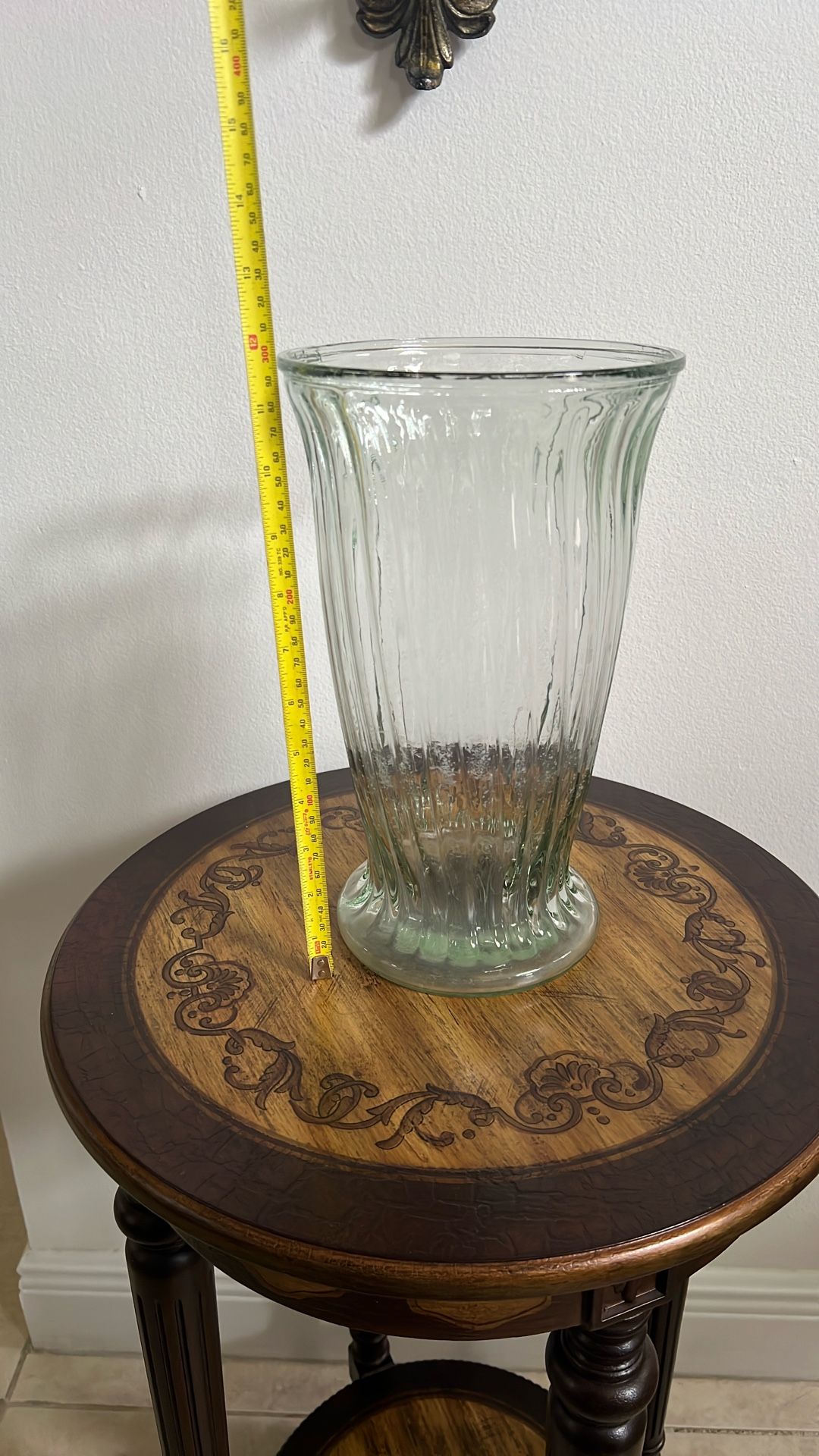 ribbed glass vase. Bucaro