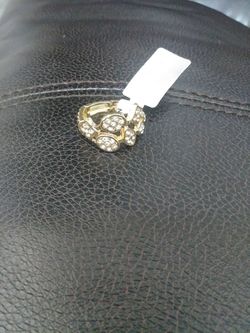 Ladies ring from avenue