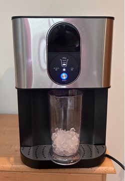 Nugget soft ice maker with built in dispenser