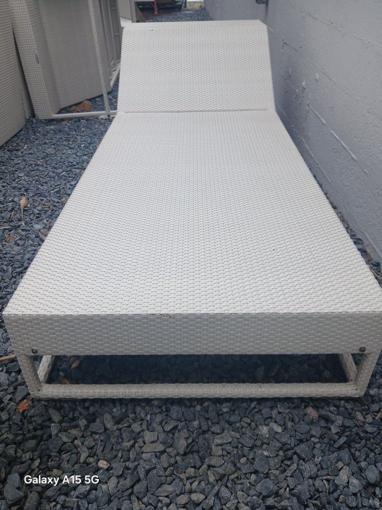 Outdoor Resort Lounge Chairs! Low Price!