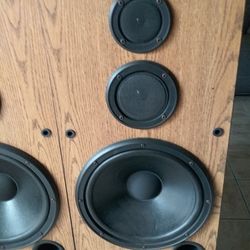 YAMAHA FLOOR SPEAKERS  IN EXCELLENT CONDITION 