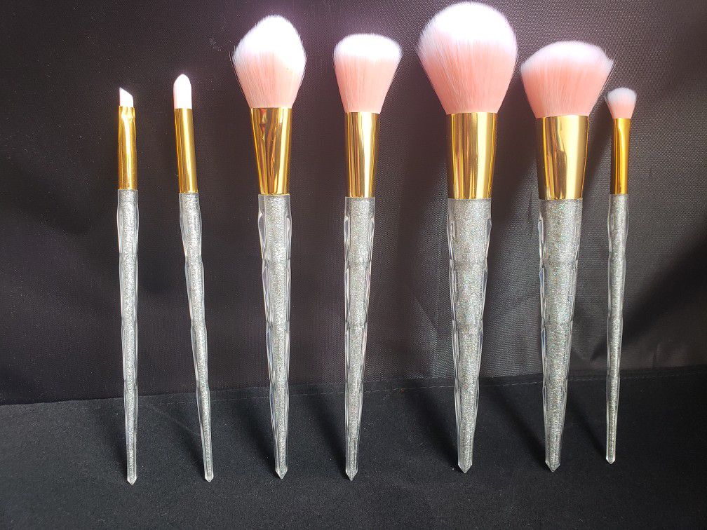 7 pcs beautiful makeup brush set. silver color. cristal Handel.