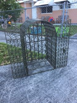 Beautiful wine rack holds 25 bottles w/ lock