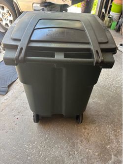 Tote garbage can
