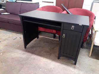 Desk with drawers $100 firm read descriptions