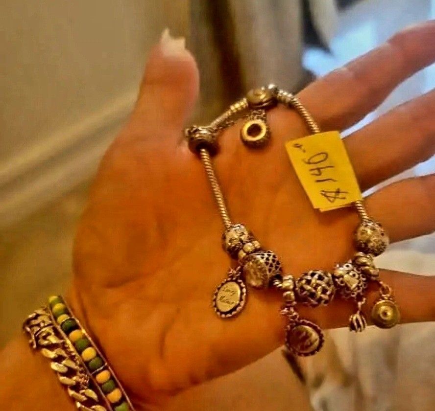 Pandora Original Color Silver ( Plata)    Cada Dije Cuesta Mas De $ 50.   