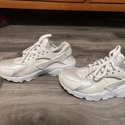 White Nike Hurraches 5.5