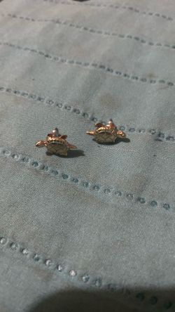 gold-tone sea turtle stud earrings