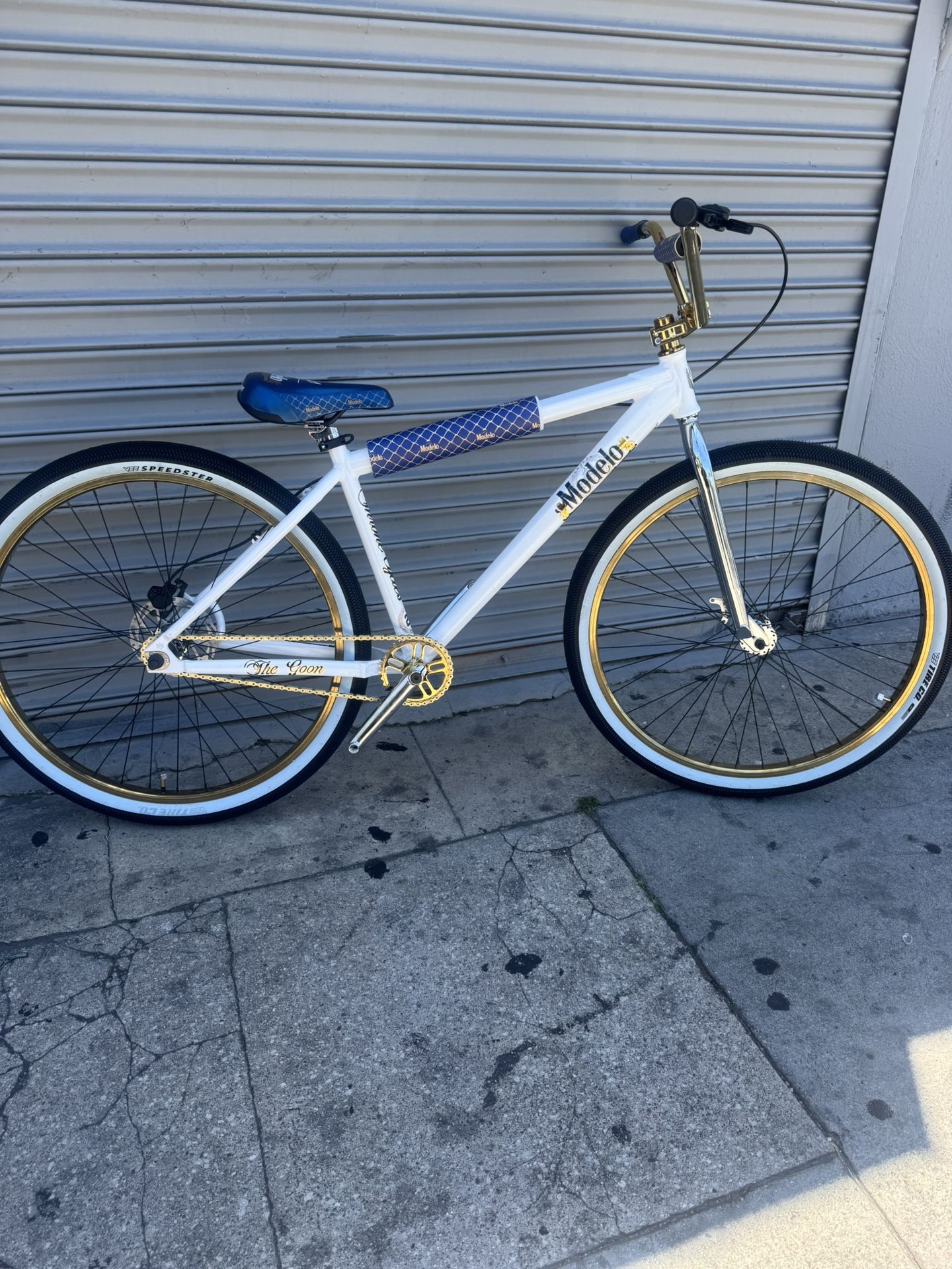 Throne Goon Modelo White