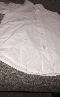 White shirt for boys. Please see all the pictures and read the description