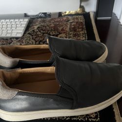 Size 7.5 UGG Cass Black Leather Slip-On Shoes, Model 1132711