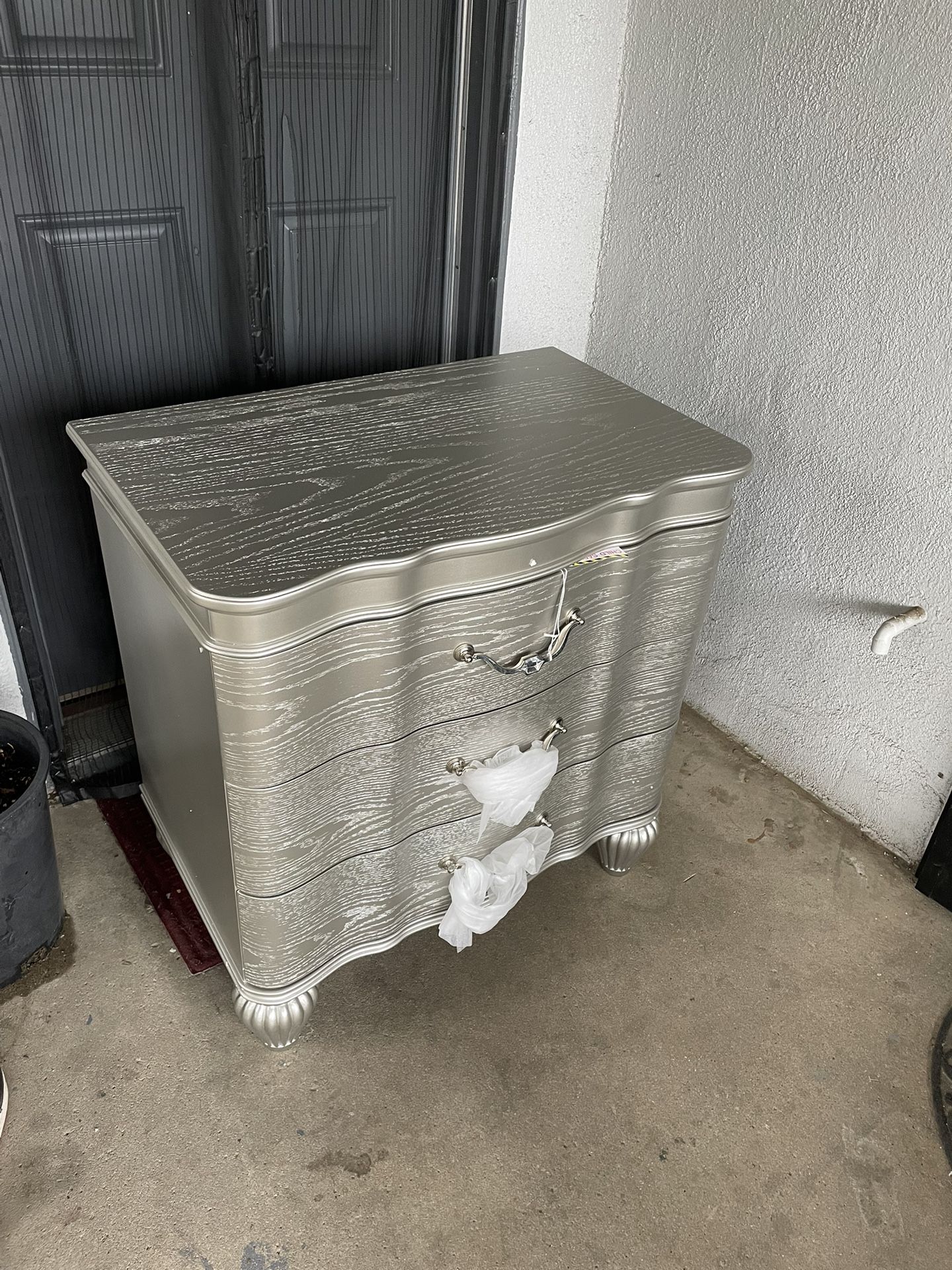 Nightstand 3-Drawer Traditional Wood Nightstand with Metal Drawer Pulls Silver Curved Front Turned Legs Bedside Storage for Bedroom and Small Spaces