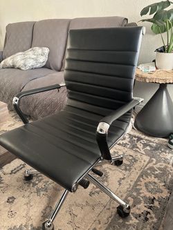 Black Executive Ribbed Office Chair - Chrome Base - Adjustable