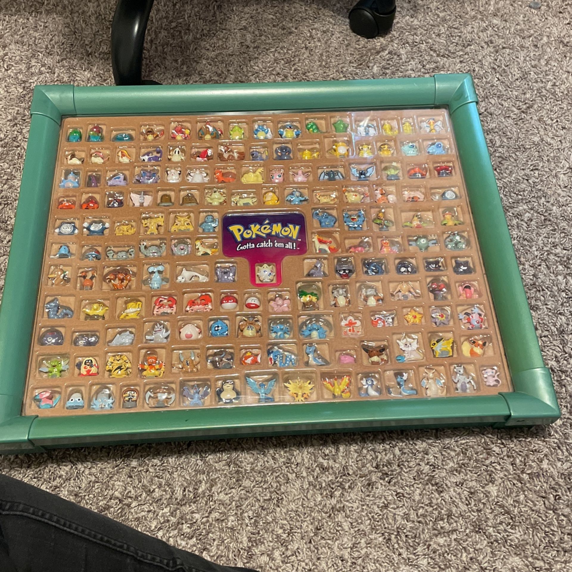 Pokémon Hasbro Mini Figures Display Case Complete