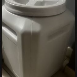 Dog Food Container.. Recipiente De Perro 