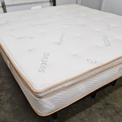 LIKE NEW! Saatva Latex Hybrid King Mattress - Delivery Available