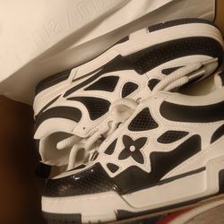 Louis Vuiton Size 8 1/2