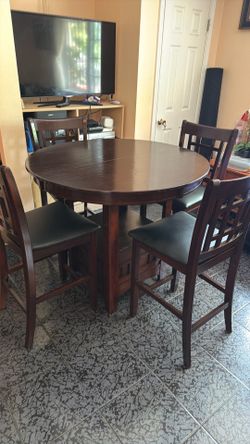 Dining table and 4 Chairs like New
