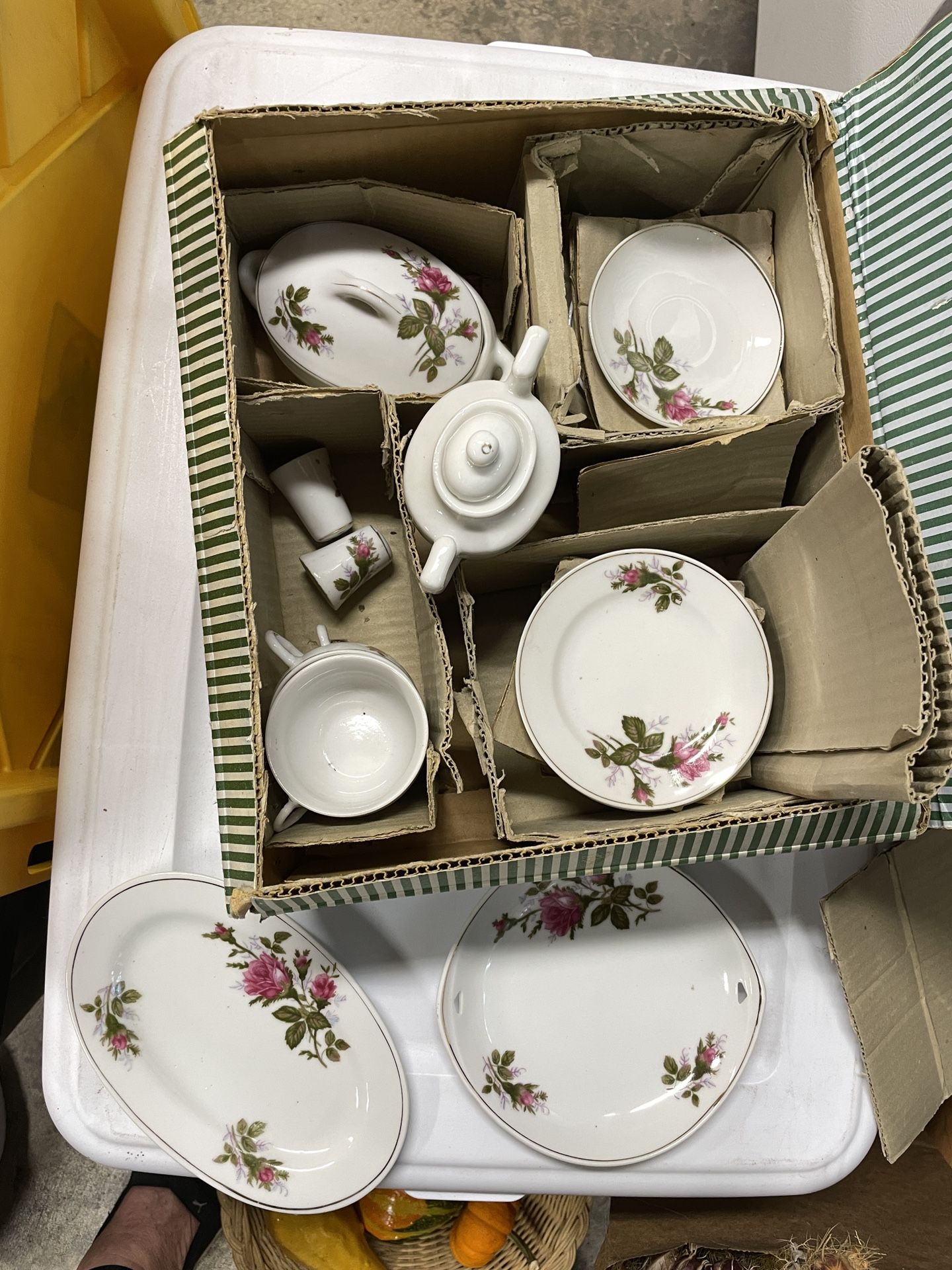 Child’s Tea set / Moss Rose Pattern