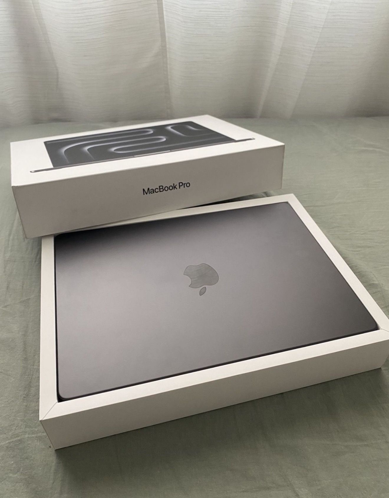 Apple MacBook Pro 14 Inch M4 Chip 512gb Hard Drive 16ram Black Color 5 Cycle Count Didn't Use It
