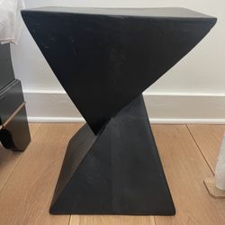 Black Side Table/Accent Table in Very Good Condition. 18”h x 12.25” x 12.5”. Smoke and pet free household.