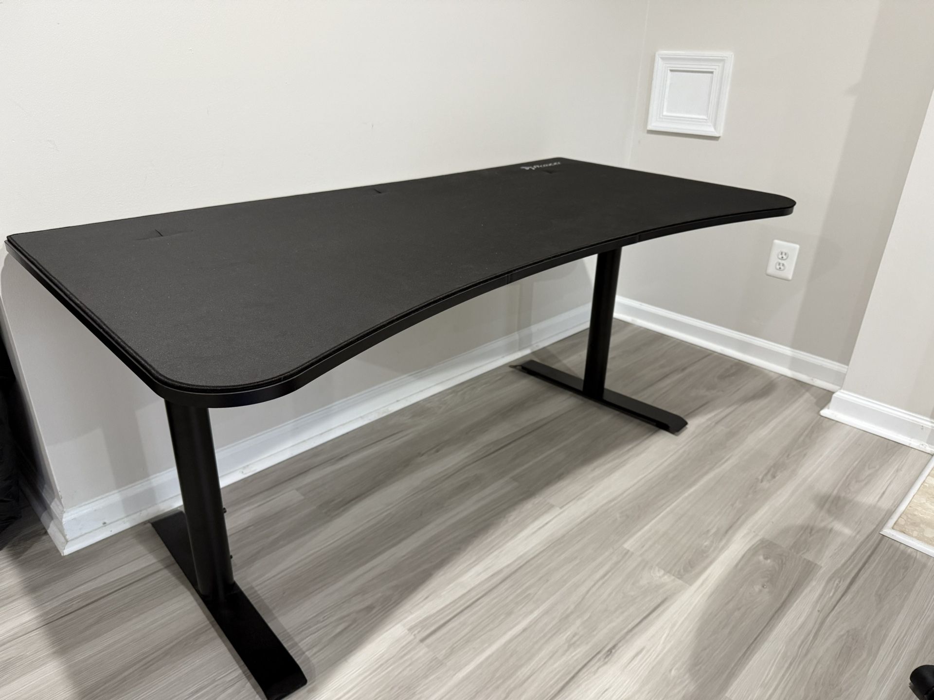 Arozzi - Arena Ultrawide Curved Gaming Desk