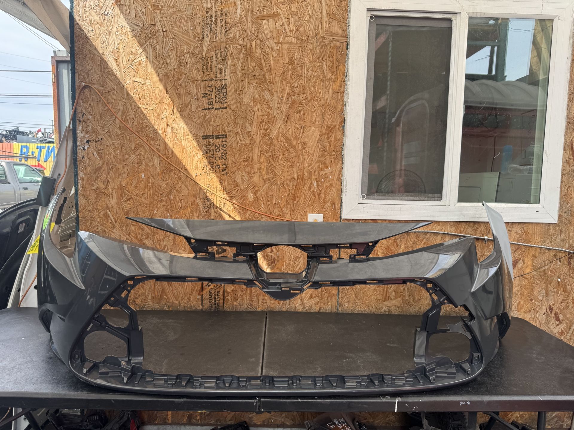 2020 2021 TOYOTA COROLLA LE FRONT BUMPER COVER OEM USED