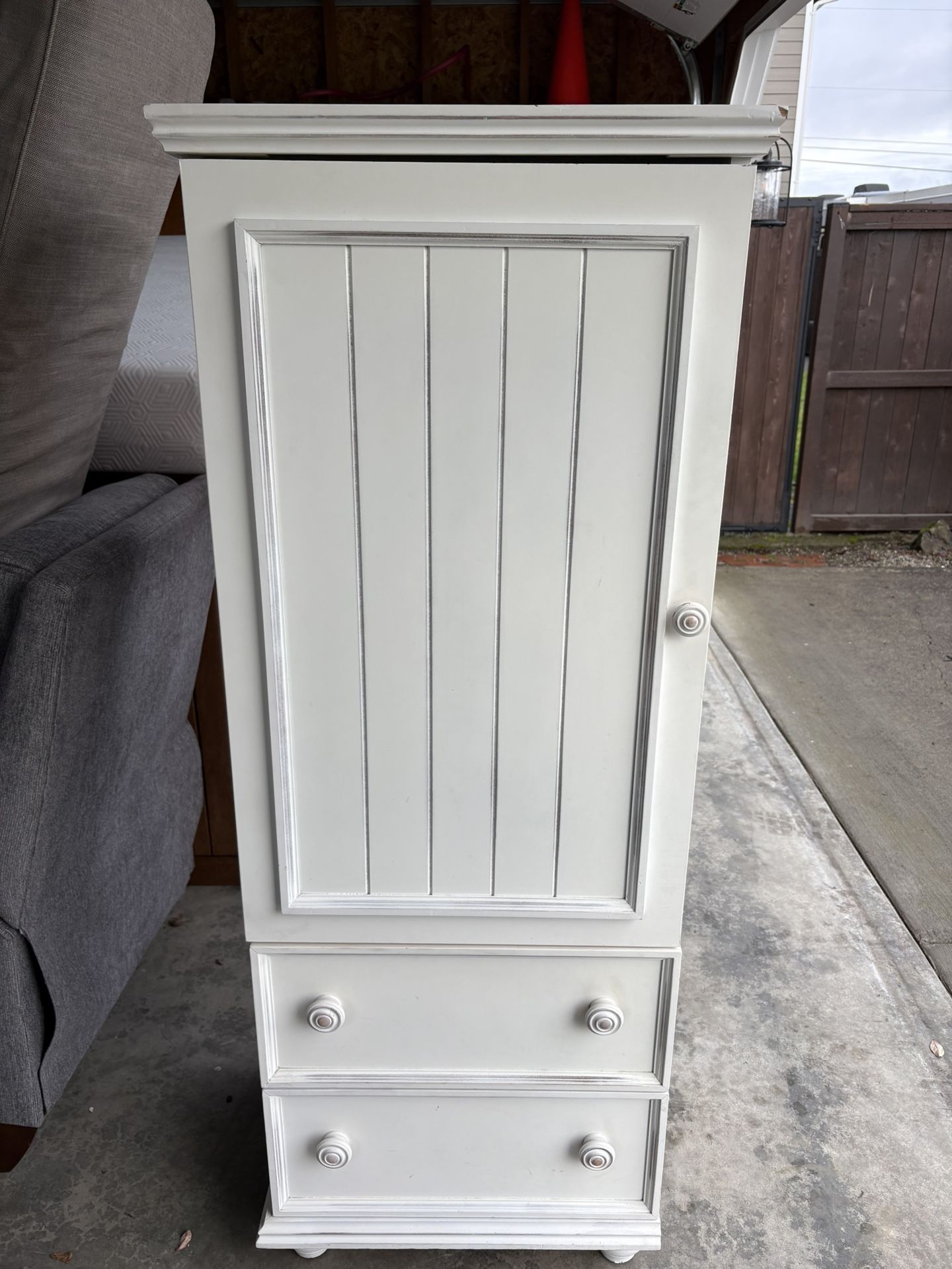 Dresser With 2 Drawers and 3 Shelves