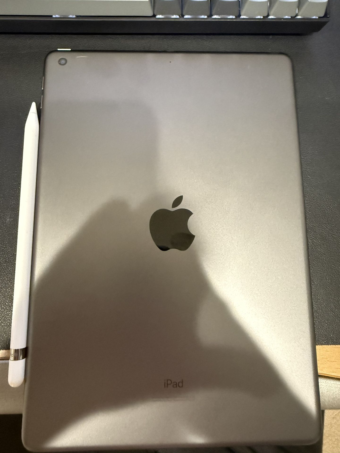 IPAD 8 32GB w/ PENCIL