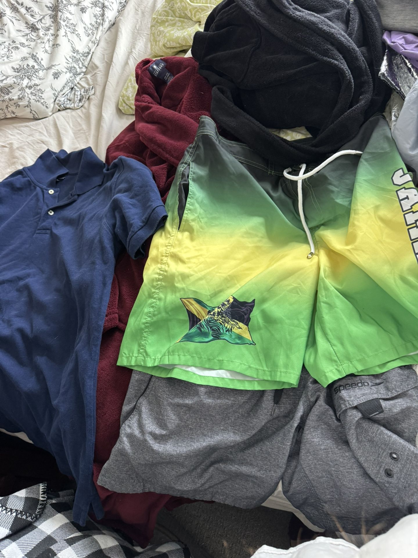 8 large bags of men's clothing, sizes L, XL, 2XL, shorts, robes, jeans, hoodies, jackets, etc.