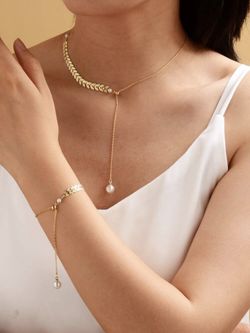 Woman jewelry necklace and bracelet