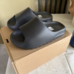 Yeezy Slides Onyx (size 6)