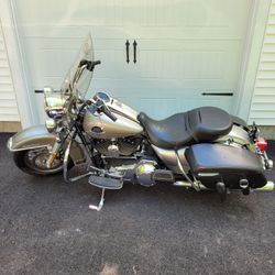 Harley Davidson FLHRC - 2009 Road King Classic