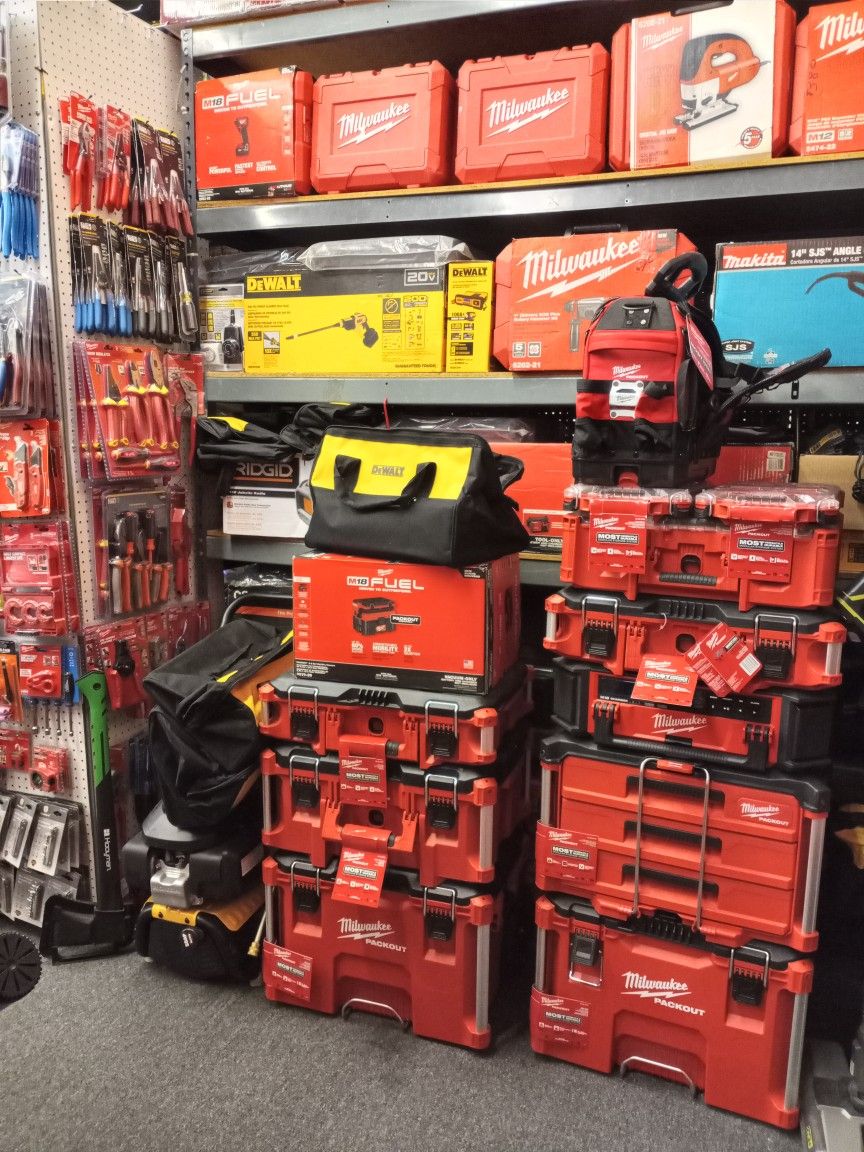MILWAUKEE M18 JOBSITE RADIO (TOOL ONLY)