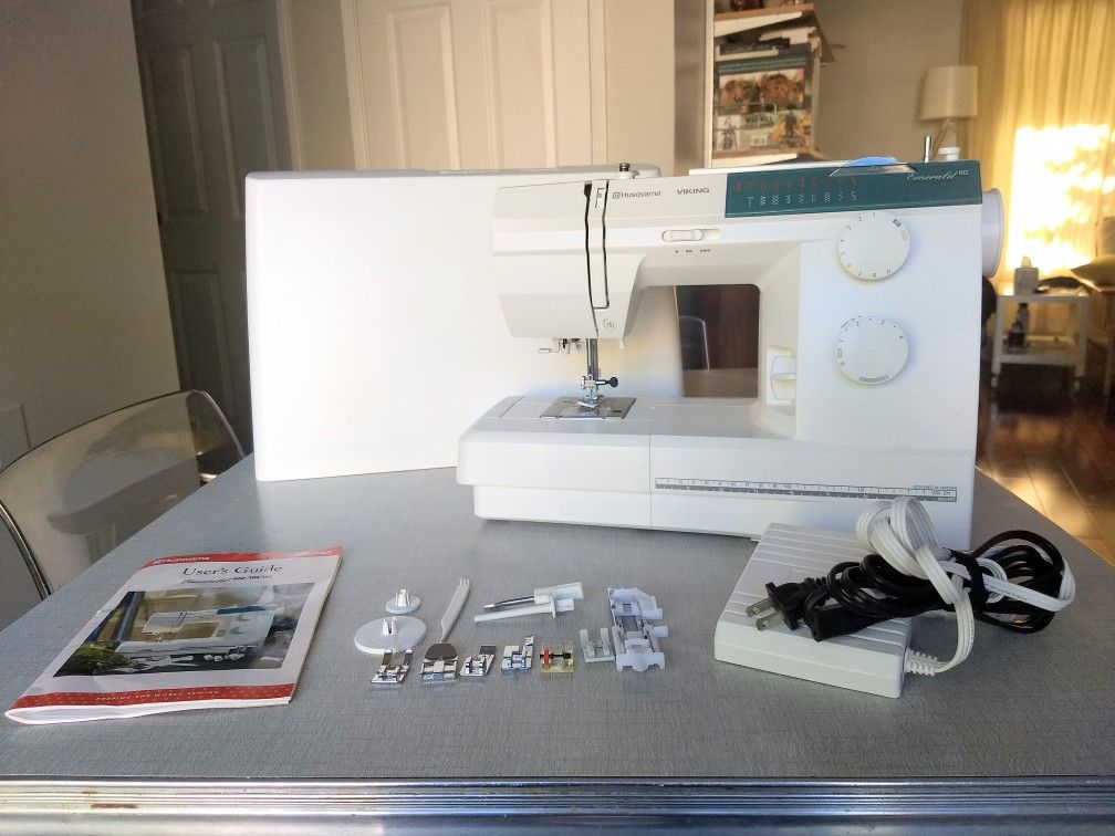 Viking Husqvarna Emerald 118 Sewing Machine for Sale in Shoreline, WA