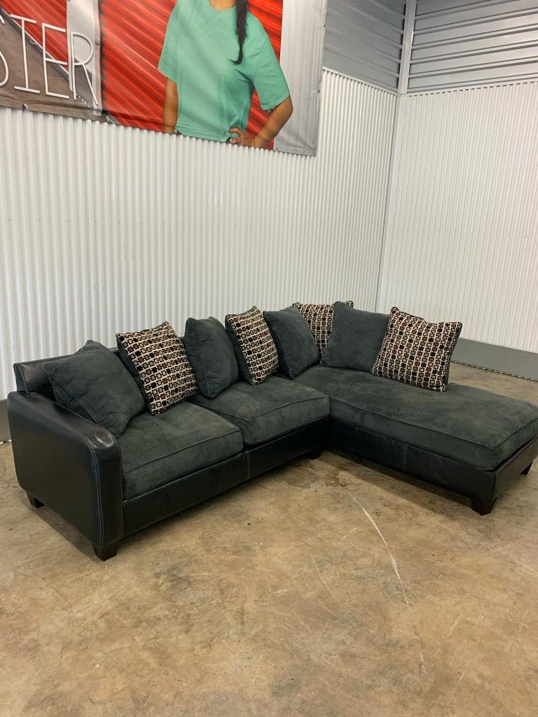 Mid-Size Used Sectional Couch *DELIVERY AVAILABLE*🛻