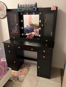Makeup vanity