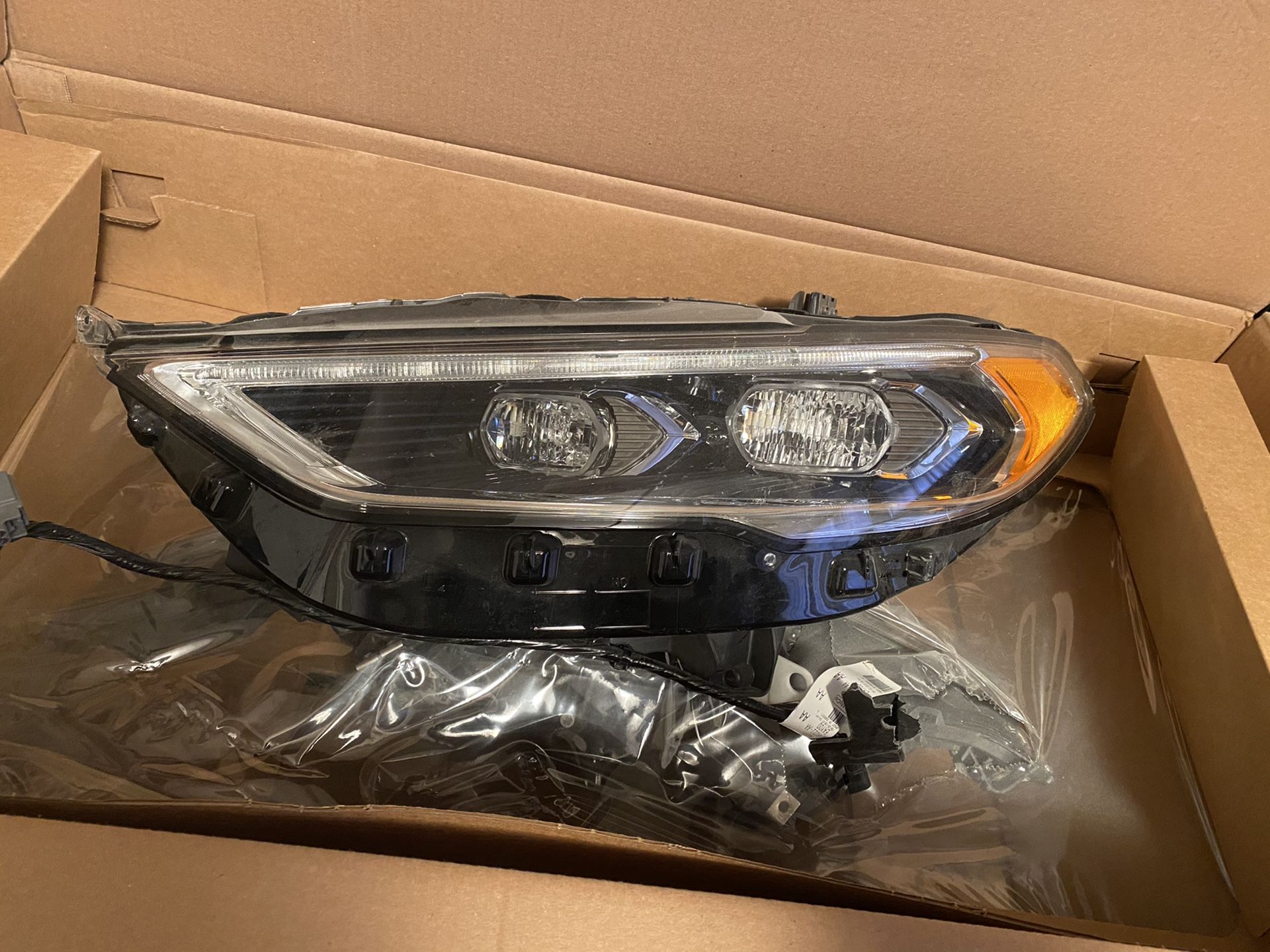 2019 Ford Fusion Driver Headlight Brand New with box