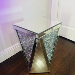 Diamond Mirror End Table 